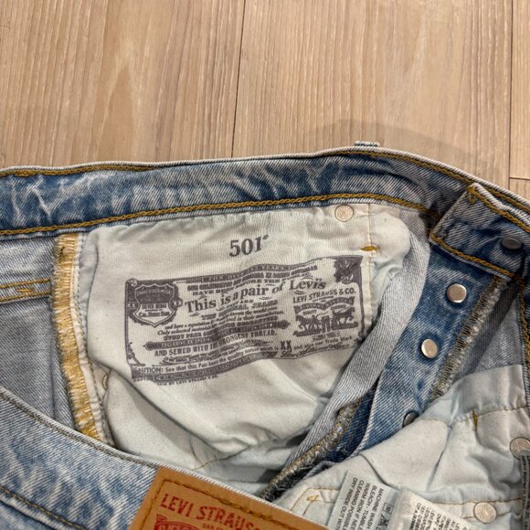 Levi's 501 Women's Cut Out Denim Light Blue Wash Shorts Size 33 Button Fly - Picture 4 of 4